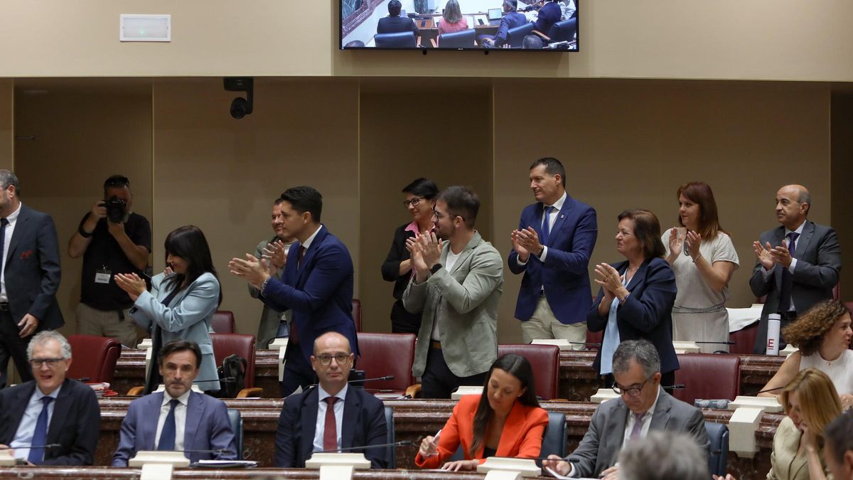 Los socialistas, con su portavoz; los consejeros, con los presupuestos
