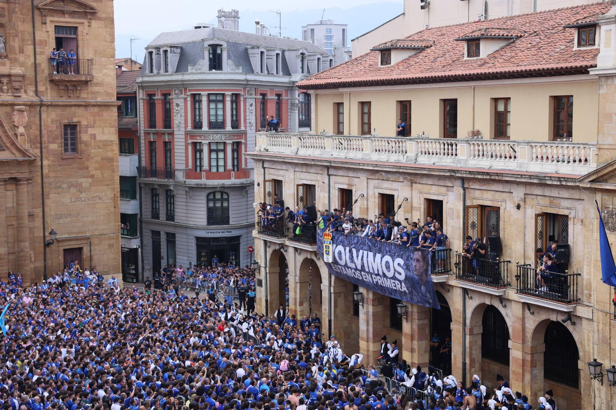 Locura azul en las calles de Oviedo para celebrar el ascenso del equipo a Primera División