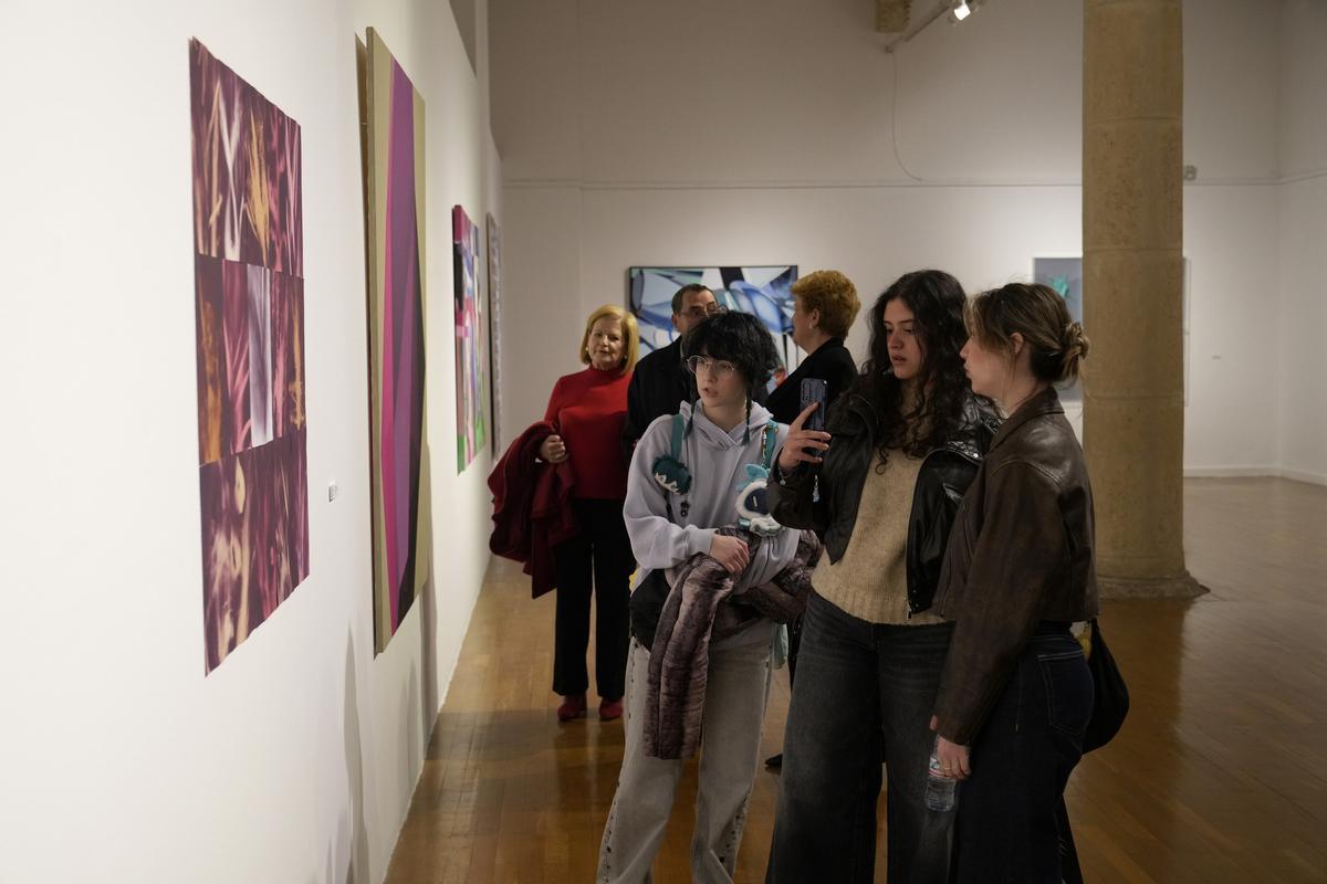 La exposición 'Reconocer para conservar' que reunió en el Palacio Almudí las obras premiadas de las 25 ediciones del Premio de Pintura de la Universidad de Murcia, en febrero.