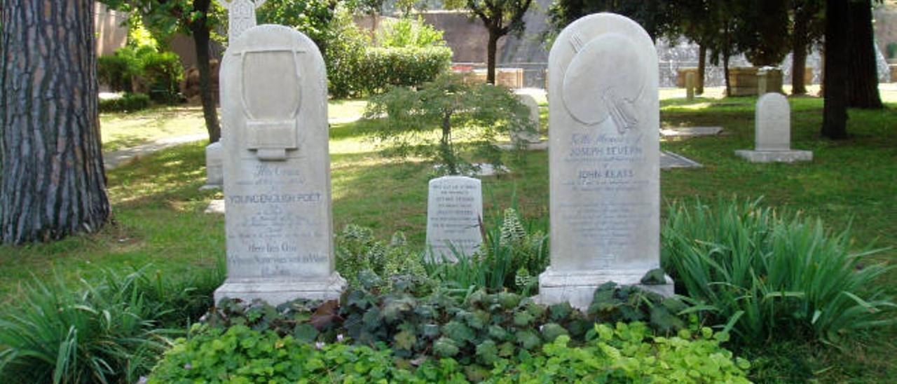 Tumbas del poeta John Keats y su amigo Joseph Severn, en el cementerio protestante de Roma. (L)