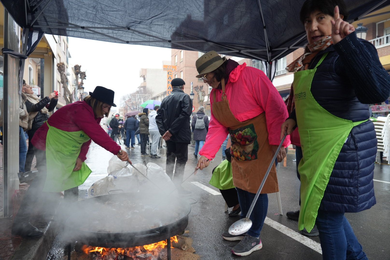 Lluvia en las paellas de Benicàssim