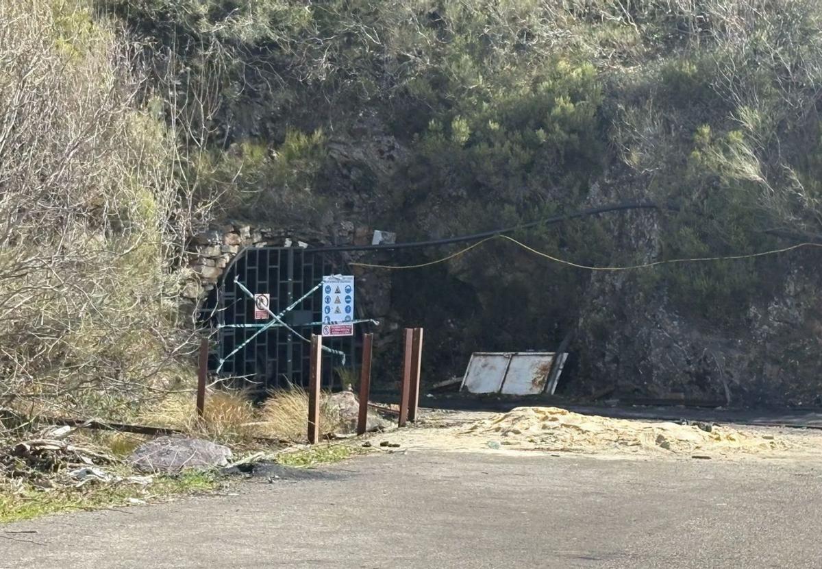 Entrada a la mina de Cerredo (Degaña), precintada por la Guardia Civil. | DEMELSA ÁLVAREZ