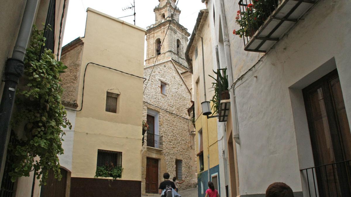 Imagen de archivo de un grupo subiendo a las inmediaciones del campanario de Bocairent.