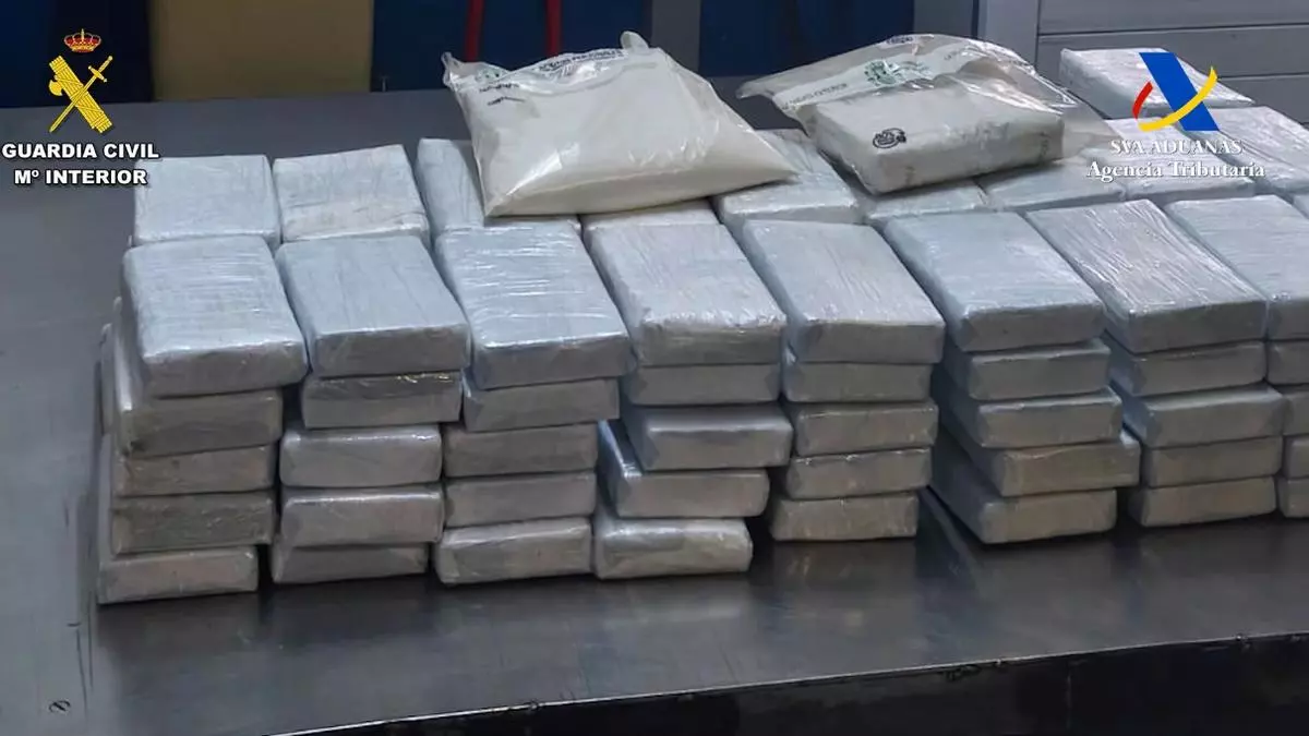 Detenido un buzo intentando extraer 101 kilos de cocaína de los bajos de un buque