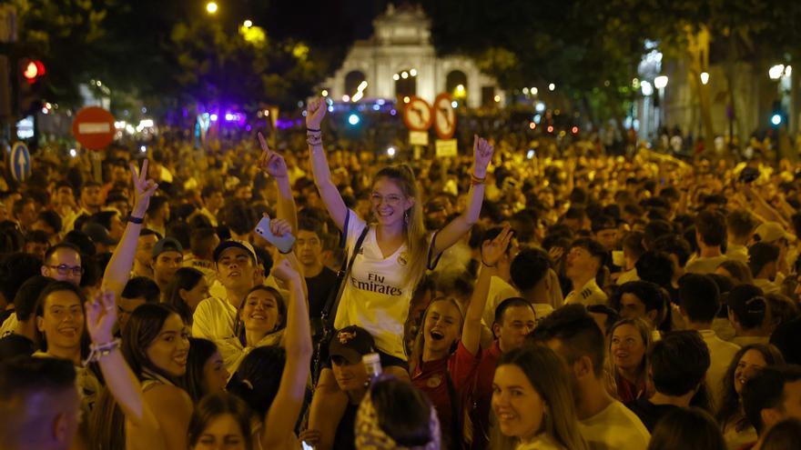 Miles de seguidores del Real Madrid desatan en Cibeles su euforia por la decimocuarta