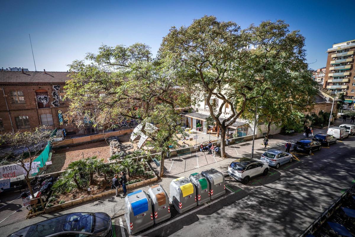 Concentración de los futuros vecinos de un bloque de viviendas de alquiler asequible pendientes de construir sobre un jardín de La Bordeta