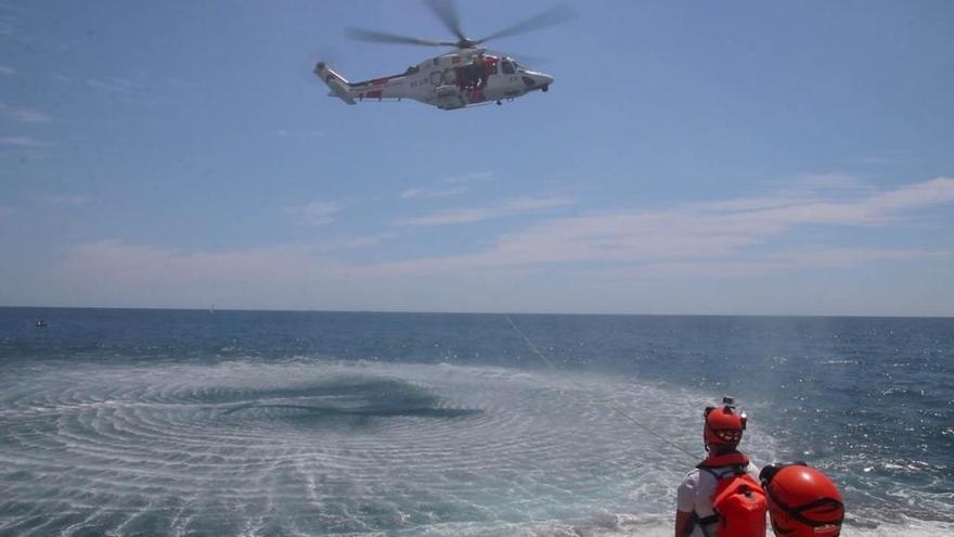 Espectacular simulacro de rescate con helicóptero en la costa de Benissa