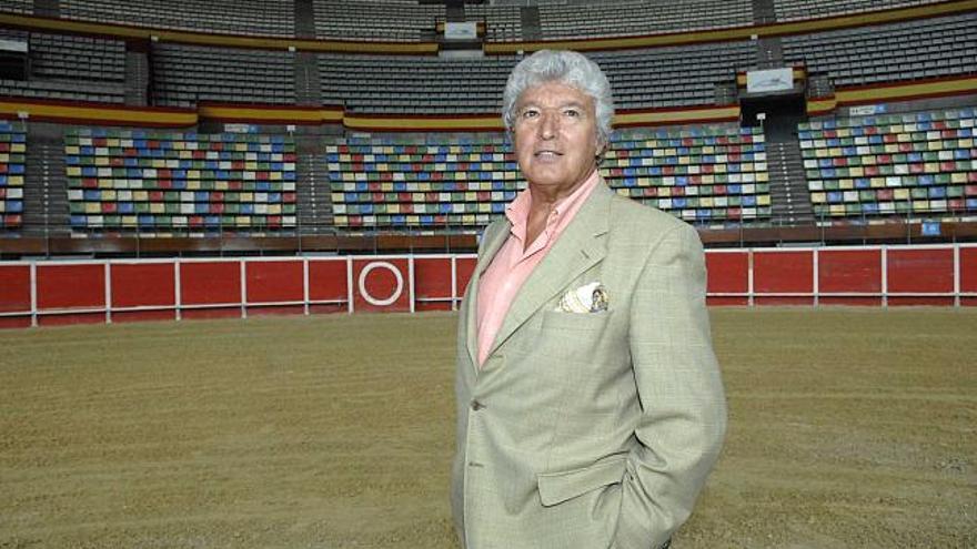 El empresario Luis Álvarez posa en el Coliseum. / fran martínez