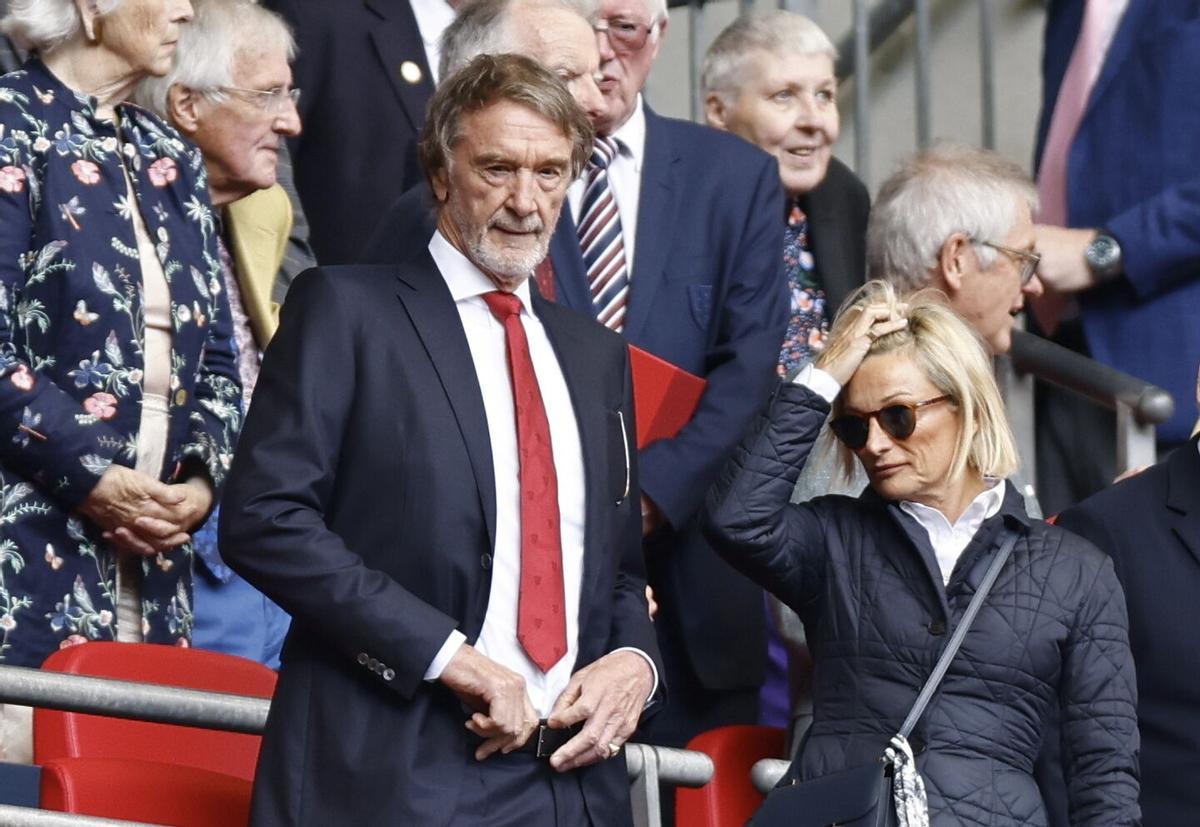 London (United Kingdom), 25/05/2024.- Manchester United minority shareholder Jim Ratcliffe (L) attends the English FA Cup final match of Manchester City against Manchester United, in London, Britain, 25 May 2024. (Reino Unido, Londres) EFE/EPA/TOLGA AKMEN EDITORIAL USE ONLY. No use with unauthorized audio, video, data, fixture lists, club/league logos, 'live' services or NFTs. Online in-match use limited to 120 images, no video emulation. No use in betting, games or single club/league/player publications.. EDITORIAL USE ONLY. No use with unauthorized audio, video, data