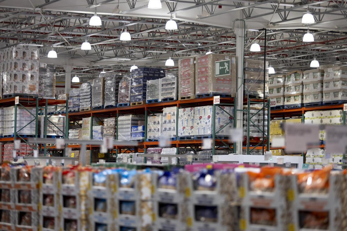 En imágenes | Los secretos del híper de Costco en Zaragoza: formatos XXL, precios bajos y hasta lingotes de oro