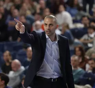 El entrenador del Alimerka Oviedo Baloncesto Javi Rodríguez tras caer (61-76) frente al Palencia: "Es el partido que menos hemos competido"