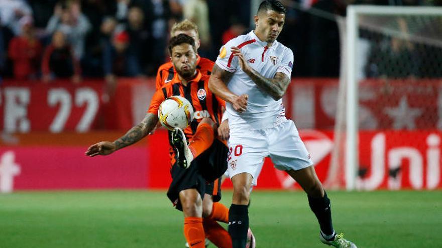 El grancanario Vitolo, que jugará su tercera final consecutiva de Liga Europa, pelea un balón con Marlos.