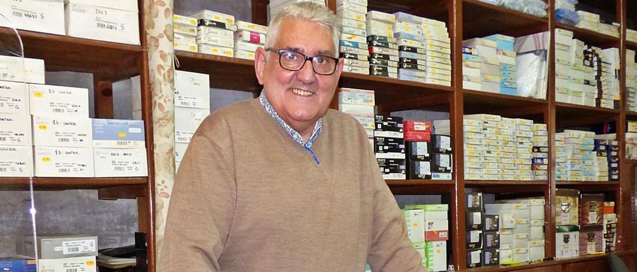 Laureano García, en la tienda en la que trabajó 56 años. | D. Á.