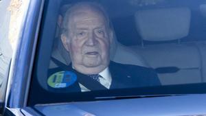 El Rey Juan Carlos sale del aeropuerto de Barajas minutos después de aterrizar en Madrid