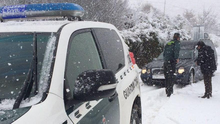 La Guardia Civil ayuda a un vehículo obstaculizado por la nieve en Porto