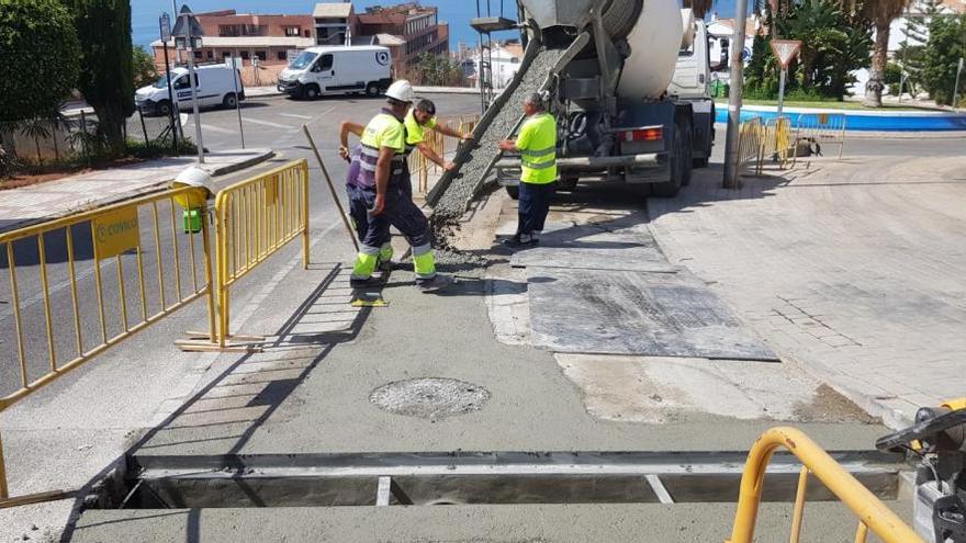 Varios operarios ultiman los trabajos en la avenida Picasso del núcleo de La Cala del Moral.