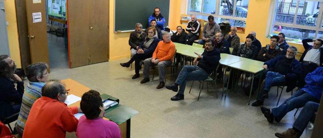 Una asamblea de vecinos de Aldán previa a los juicios. // Gonzalo Núñez