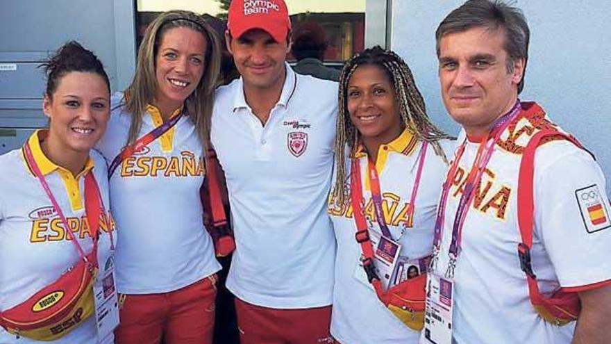 De izquierda de derecha Macarena Aguilar, Begoña Fernández, Federer, Marta Mangué y Jorge Dueñas.