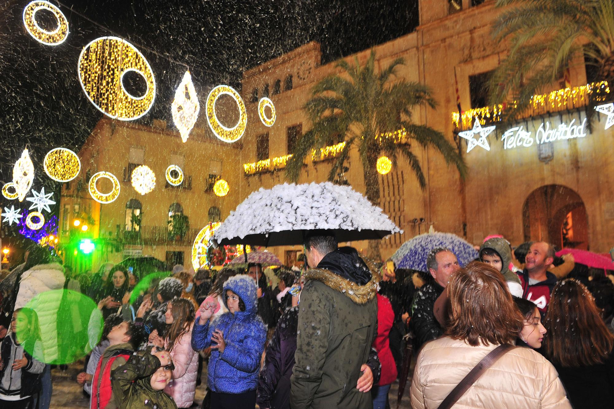 Elche enciende la Navidad con una gran "nevada" y... lluvia intermitente