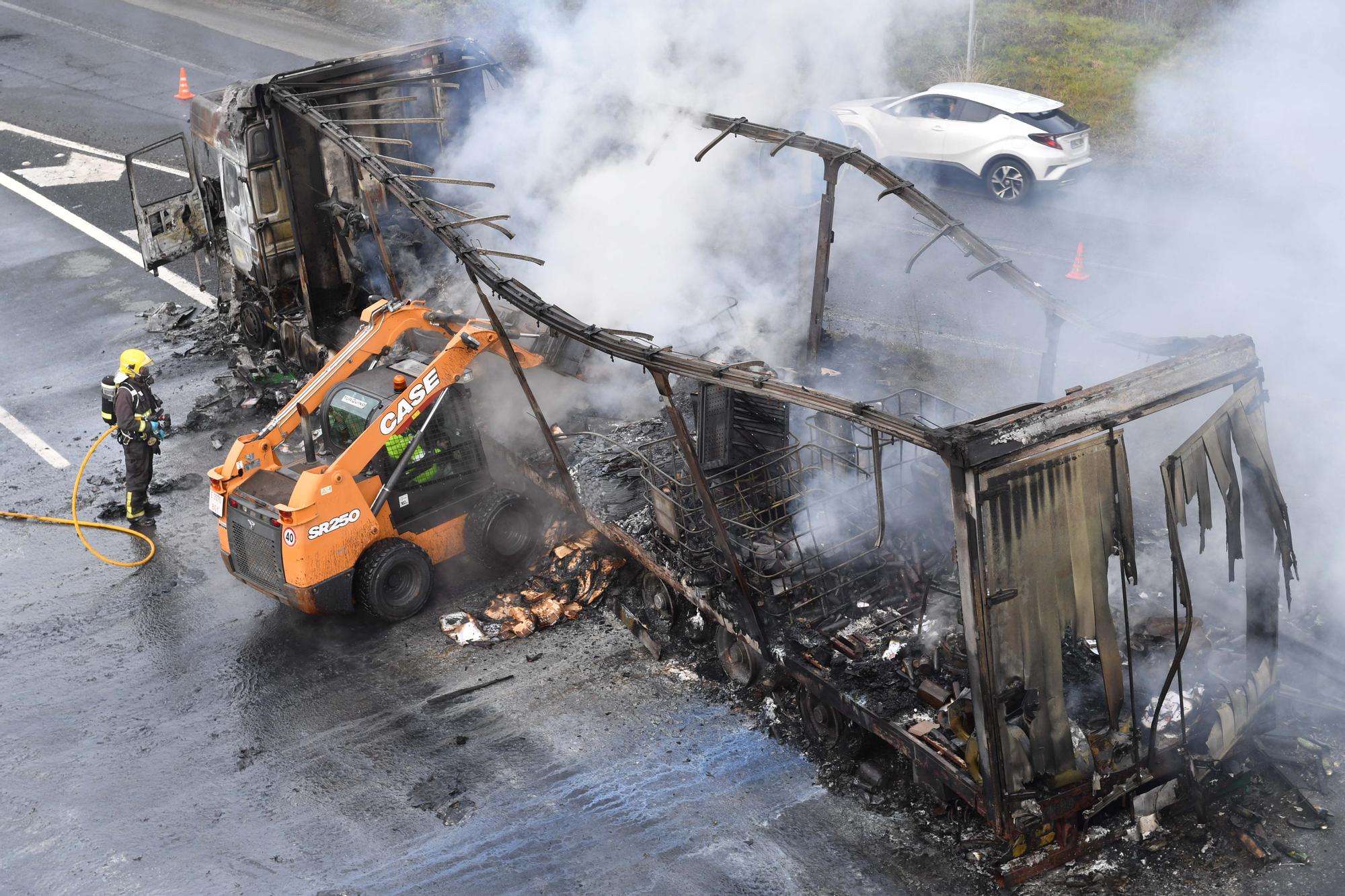 Un camión se incendia en la A-6 a la altura de Requián, en Betanzos