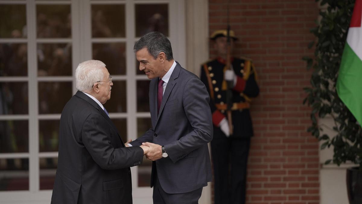 El presidente palestino Mahmud Abás (izquierda) y el presidente español Pedro Sánchez