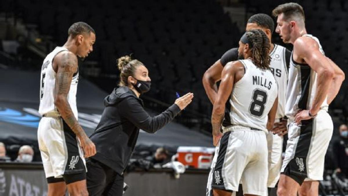 Becky Hammon dirigió a los Spurs ante los Lakers tras ser expulsado Popovich