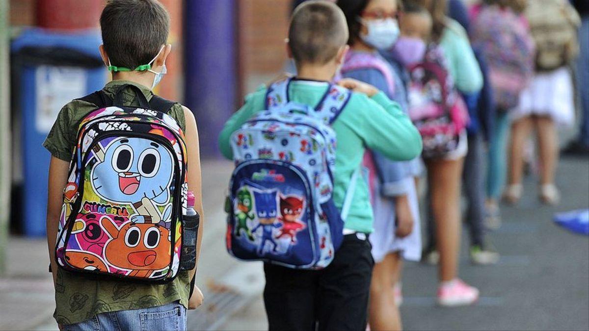 Alumnos de Primaria a la entrada a un colegio.