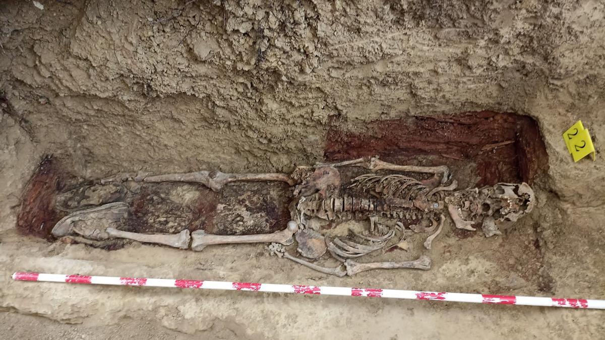Los restos del tercer cadáver hallado en una fosa de Farasdués, donde todavía seguía el calzado del fusilado.