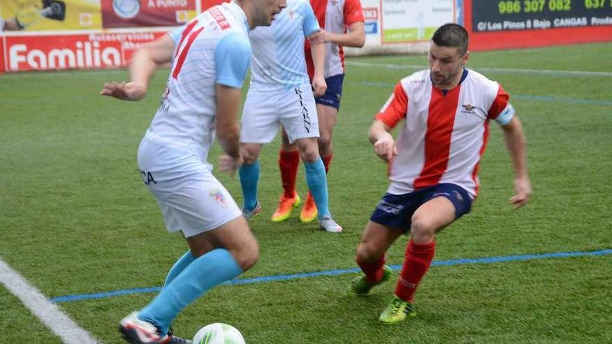 Castilla presiona a un futbolista del Compostela en el duelo de la pasada jornada. // Gonzalo Núñez