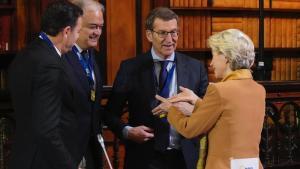 Alberto Núñez Feijóo y Esteban González Pons hablan con la presidenta de la Comisión Europea, Ursula von der Leyen, y el presidente del Partido Popular Europeo, Manfred Weber, el 23 de marzo en Bruselas.