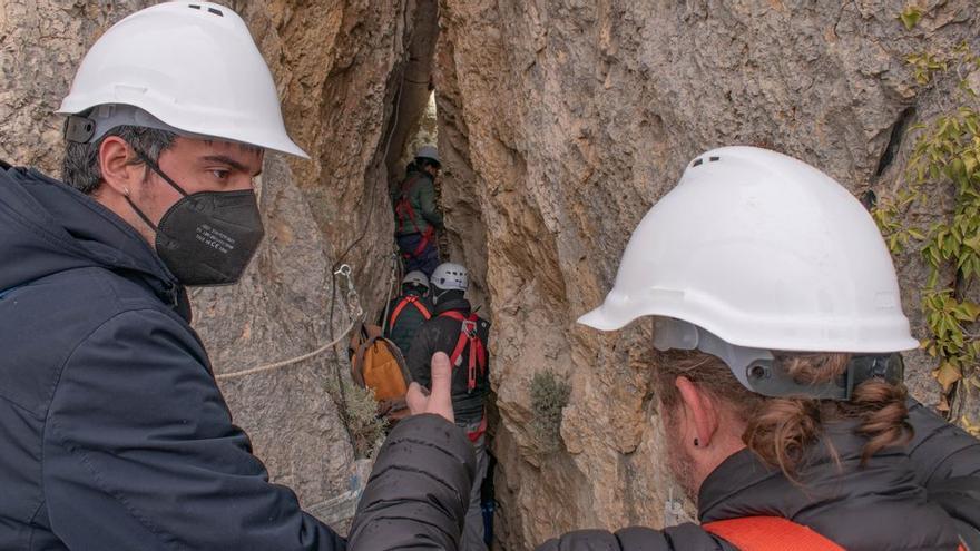 El alcalde, Rhamsés Ripollés, visitó la cueva de difícil acceso donde se han encontrado restos de los primeros pobladores de Morella.