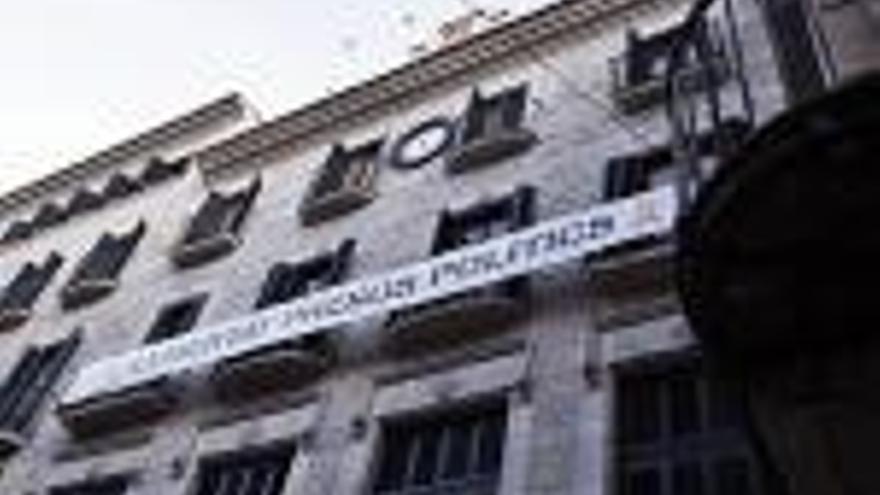 La pancarta a favor dels presos, a la façana de l&#039;ajuntament de Girona.