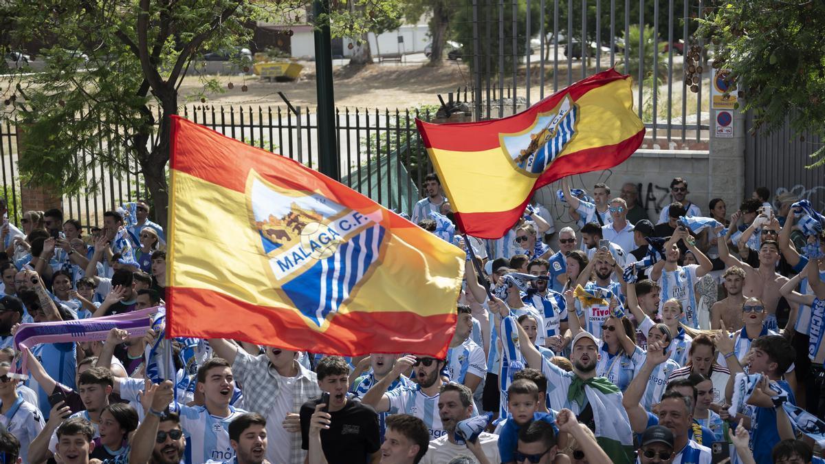 La afición malaguista celebrando el ascenso durante la rúa del Málaga CF.