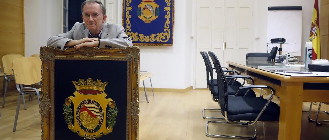 Fernando Orellana, presidente de la Academia Malagueña de Ciencias, con el escudo de la institución inicial, esta semana.