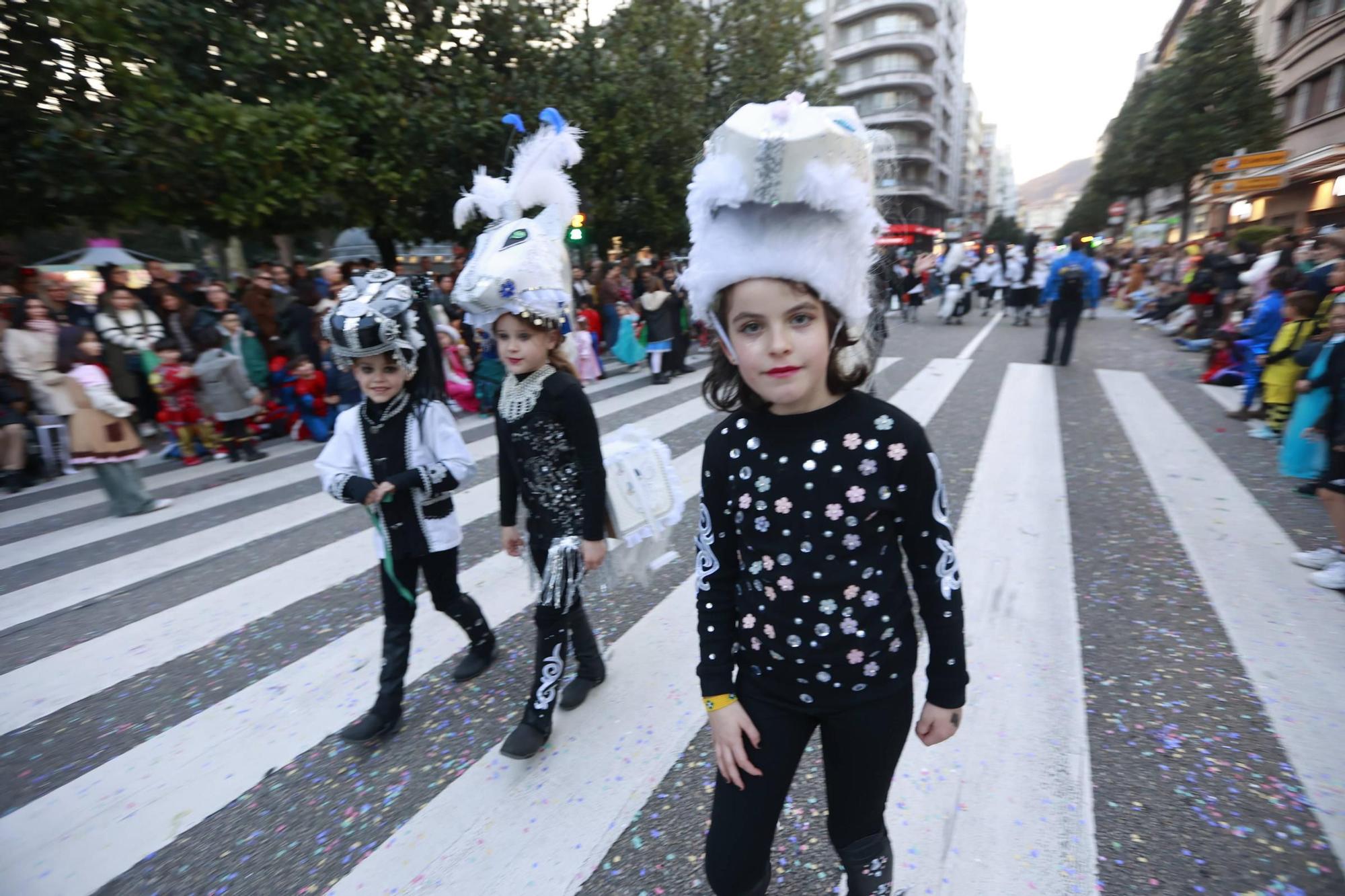 EN IMÁGENES: El Carnaval llena de color y alegría las calles de Oviedo