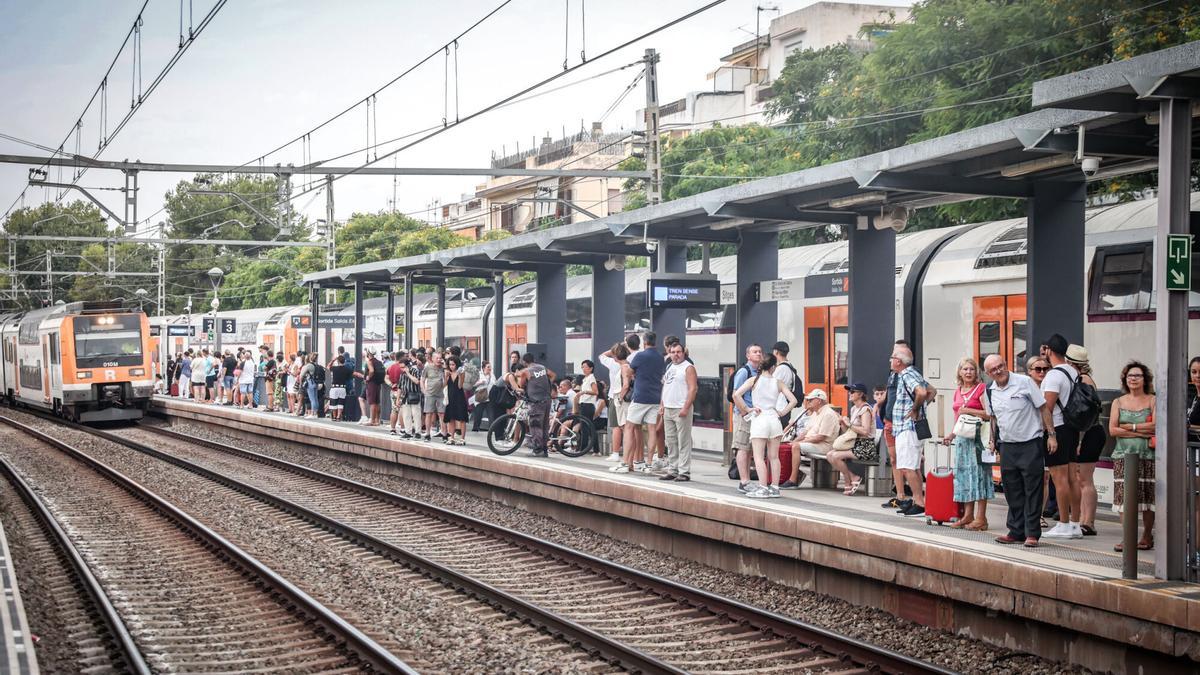 Sitges nord, la nueva estación que anuncia Rodalies. En la foto, la actual estación de Sitges de Rodalies, ubicada en el centro urbano.