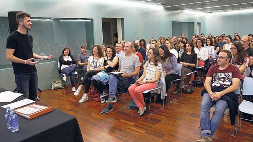 Javier García,  director do centro, expón no obradoiro os cambios operados.  // R. G.