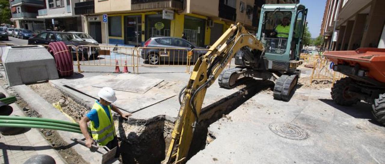 Un trabajador de la construcción, en una obra ejecutada en Xàtiva, en mayo.  | PERALES IBORRA