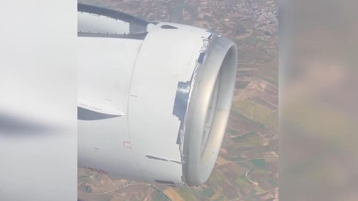 El motor del avión aparentemente parcheado.