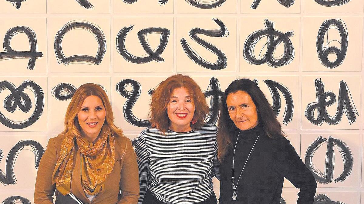 De izq. a dcha., las historiadoras Laura T. García y Ángeles Alemán junto a la artista Miriam Durango, ayer, en el Centro de Arte La Regenta.