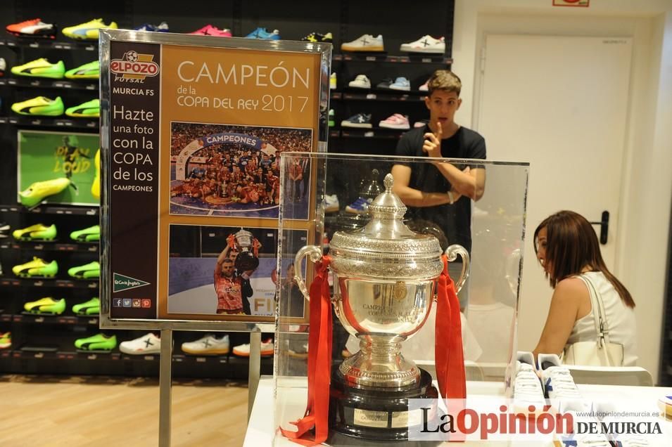 Entrega de dorsales para la Carrera de la Mujer.