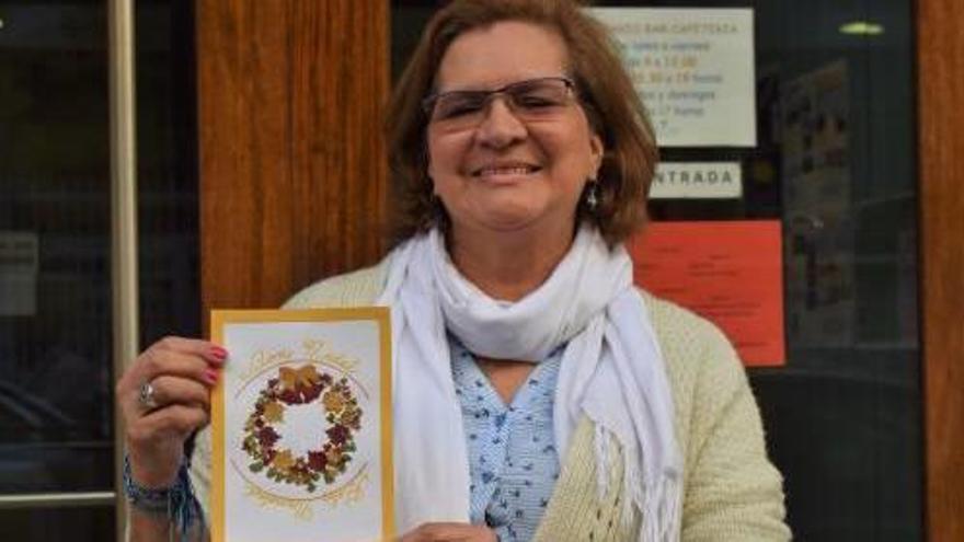 Myriam Alvarado y su trabajo ganador del concurso de tarjetas navideñas.