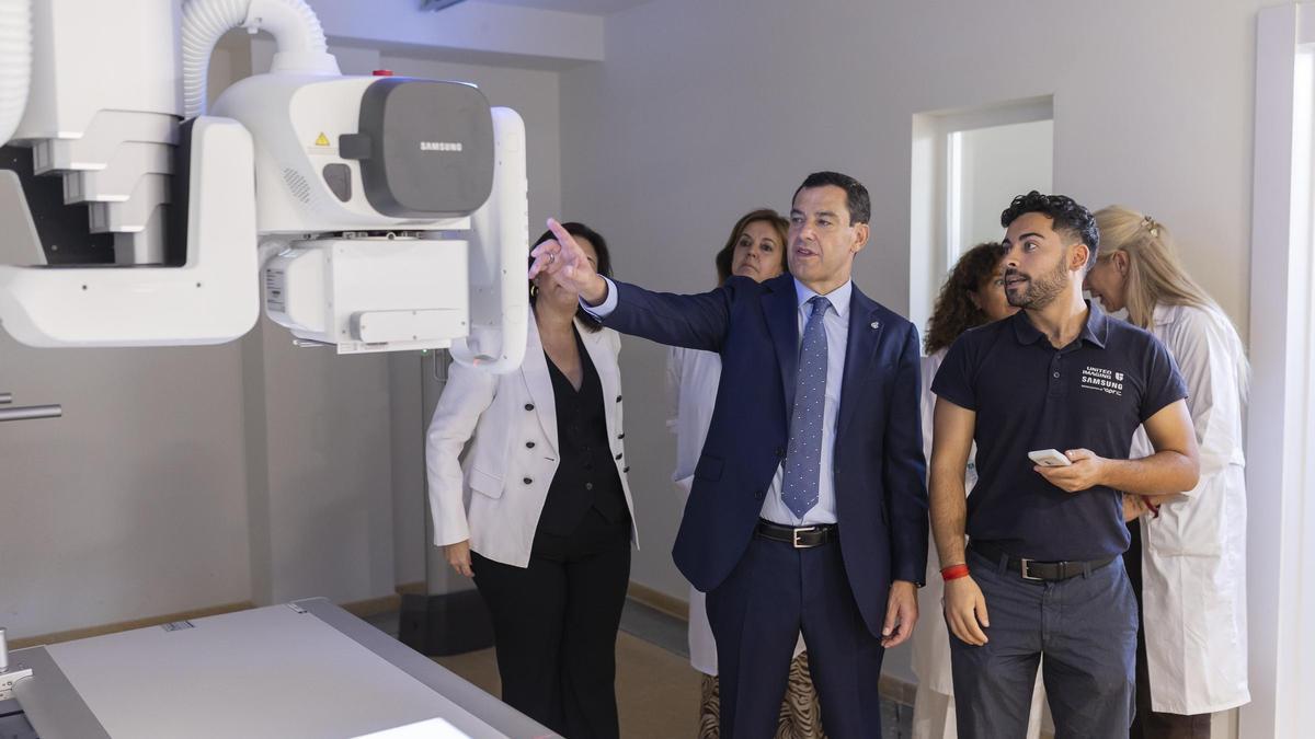 El presidente de Andalucía, Juanma Moreno Bonilla, en un hospital de Torremolinos (Málaga).