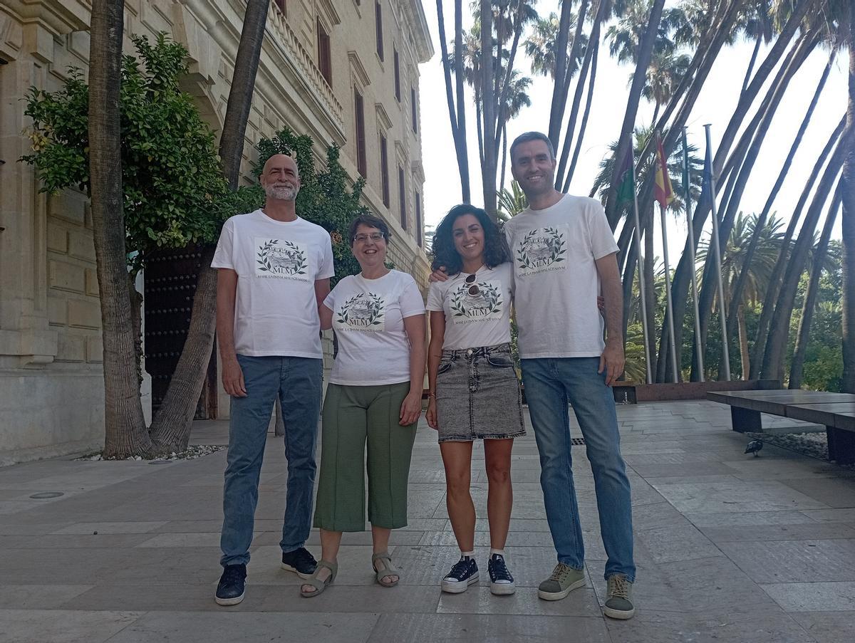 De izquierda a derecha, los profesores Rafael Herrera, Gema Navarro, Ana Gámez y José María Castillo, los guías en latín, delante de la Aduana, justo antes de comenzar la visita.