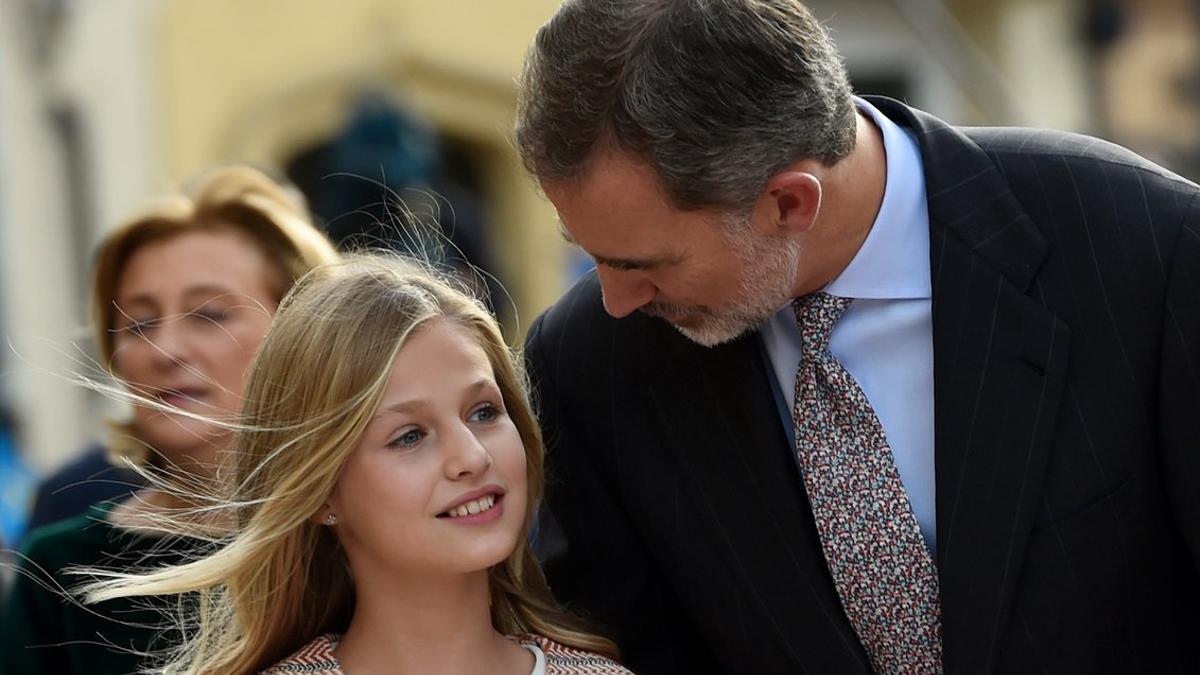 El Rey habla con su hija Leonor, el pasado día 17, en Oviedo.