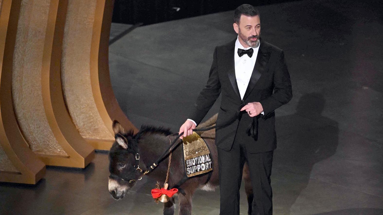 Jimmy Kimmel con un burrito en la ceremonia de los Oscar.