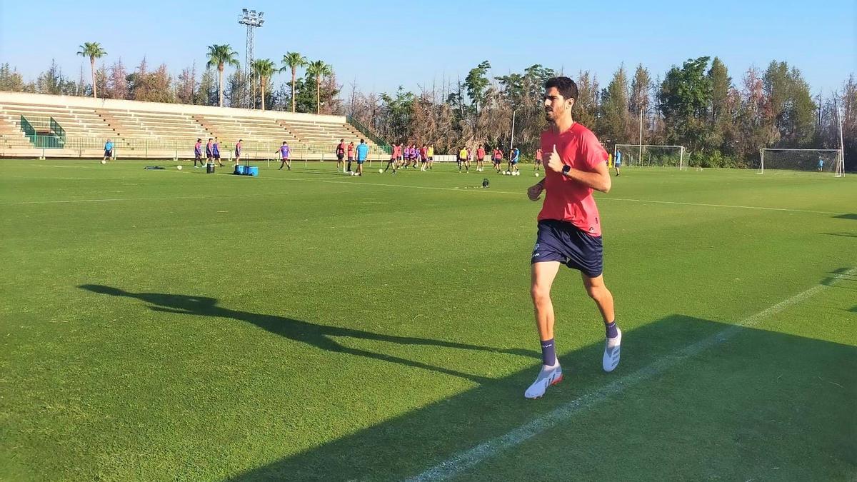 Bernardo Cruz, ejercitándose por su cuenta en la Ciudad Deportiva este viernes.