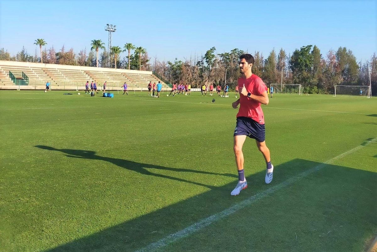 Bernardo Cruz, ejercitándose por su cuenta en la Ciudad Deportiva este viernes.