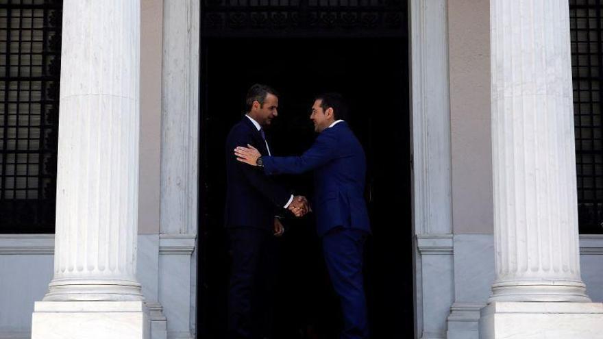 Tsipras da el relevo a Mitsotakis