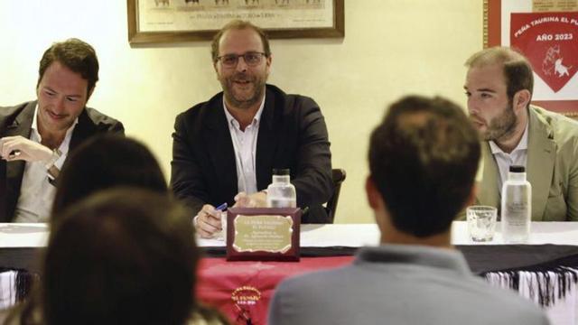 Agustín Moure, Ignacio Peláez y Ramón Hevia, ayer, en el Café Central, sede de la peña. | MARCOS LEÓN